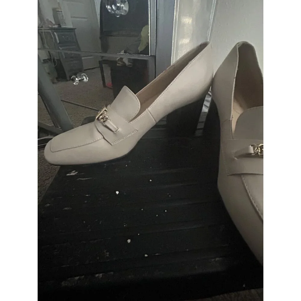 Liz Claiborne  Ivory Leather Block Heel Loafers W/ Gold Chain Accent Size 8M - Picture 5 of 9